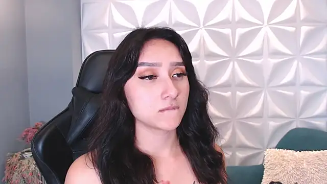 Snapshot of HorneyyQueen chatting on 11-25-25, 02:39 HorneyyQueen online show from 11-25-25, 02:39