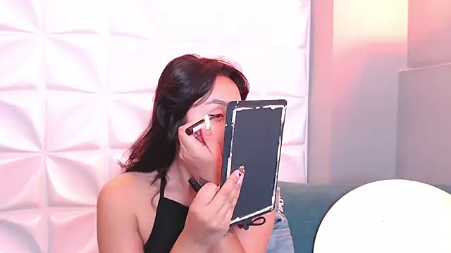 Snapshot of HorneyyQueen chatting on 11-29-25, 12:52 HorneyyQueen online show from 11-29-25, 12:52