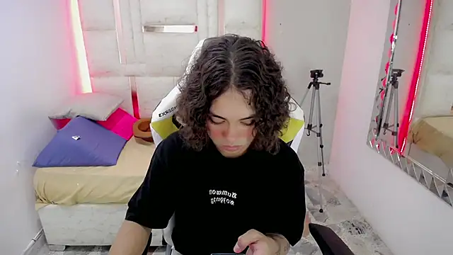 Snapshot of Stein_2 chatting on 11-18-25, 09:08 Stein 2 online show from 11-18-25, 09:08