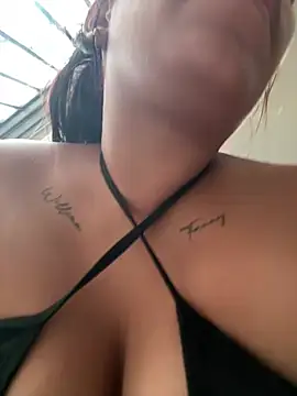 Snapshot of ArielleMillerr- chatting on 05-27-26, 05:21 ArielleMillerr- online show from 05-27-26, 05:21