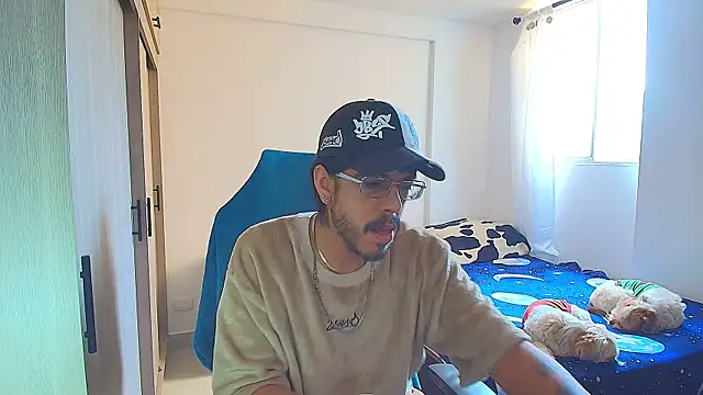 Snapshot of naitt_ chatting on 12-14-25, 03:50 naitt online show from 12-14-25, 03:50