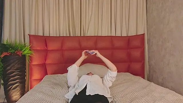 VelvetNyxen online show from 12-19-25, 02:24