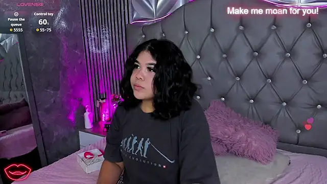 Snapshot of Amanda_Mooree chatting on 05-17-26, 03:37 Amanda Mooree online show from 05-17-26, 03:37