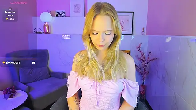 lucy loy online show from 11-25-25, 01:55