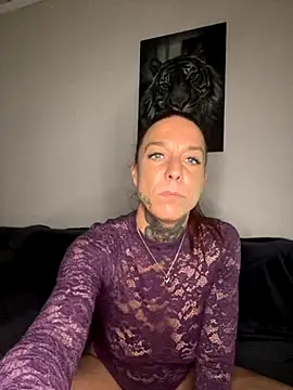 Snapshot of SexyInkedMiilfxx chatting on 11-26-25, 12:17 SexyInkedMiilfxx online show from 11-26-25, 12:17