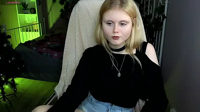 Snapshot of AnoraAmore chatting on 12-14-25, 09:08 AnoraAmore online show from 12-14-25, 09:08