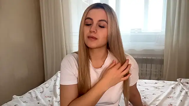 Snapshot of LuciaShadwell chatting on 11-21-25, 04:44 LuciaShadwell online show from 11-21-25, 04:44