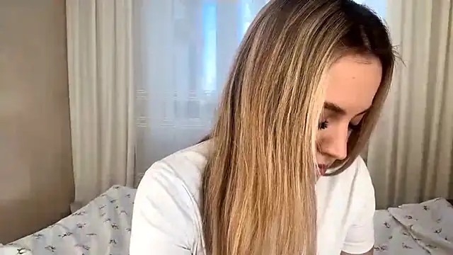 Snapshot of LuciaShadwell chatting on 12-01-25, 04:17 LuciaShadwell online show from 12-01-25, 04:17