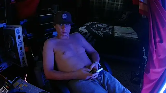 Snapshot of Bowerboi chatting on 11-22-25, 07:24 Bowerboi online show from 11-22-25, 07:24