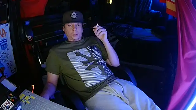 Snapshot of Bowerboi chatting on 11-25-25, 01:38 Bowerboi online show from 11-25-25, 01:38