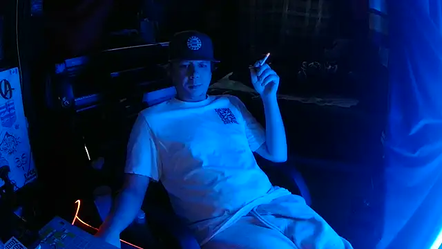 Snapshot of Bowerboi chatting on 11-30-25, 10:36 Bowerboi online show from 11-30-25, 10:36