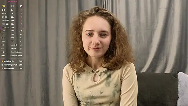 Snapshot of CuteLunette chatting on 12-13-25, 07:53 CuteLunette online show from 12-13-25, 07:53