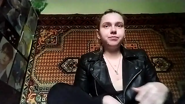 Snapshot of KikiBang chatting on 11-28-25, 08:28 KikiBang online show from 11-28-25, 08:28