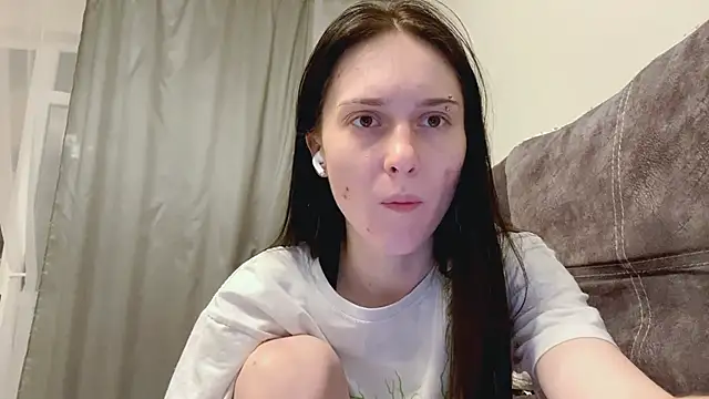 Snapshot of CyberAIice chatting on 11-29-25, 04:04 CyberAIice online show from 11-29-25, 04:04