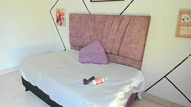 Snapshot of Julieta_Lein_ chatting on 12-03-25, 08:40 Julieta Lein online show from 12-03-25, 08:40