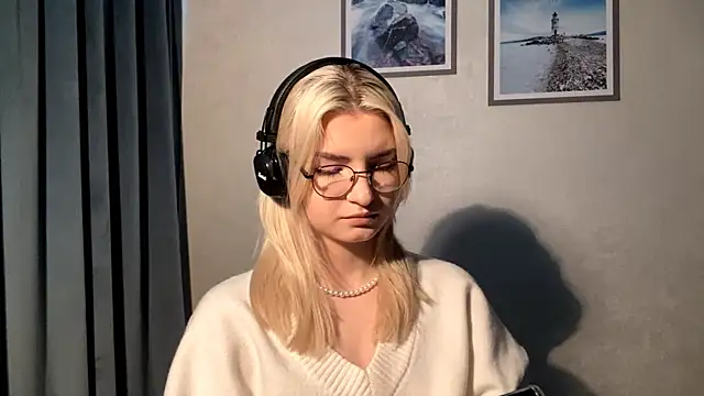 Snapshot of Cindi_Jacobs chatting on 12-17-25, 04:35 Cindi Jacobs online show from 12-17-25, 04:35