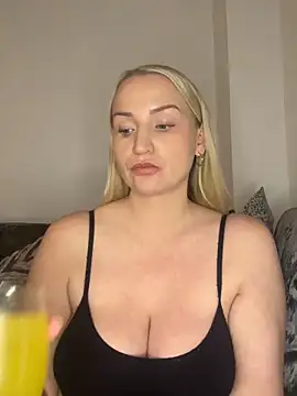 Snapshot of BootyQueenApril chatting on 12-13-25, 10:04 BootyQueenApril online show from 12-13-25, 10:04