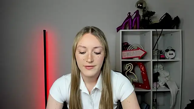 EvelynBlond online show from 04-22-26, 12:39