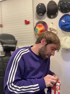 Snapshot of strippingmale1 chatting on 11-26-25, 02:01 strippingmale1 online show from 11-26-25, 02:01