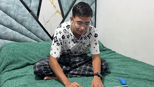 Snapshot of DereckxSophia chatting on 12-15-25, 03:22 DereckxSophia online show from 12-15-25, 03:22