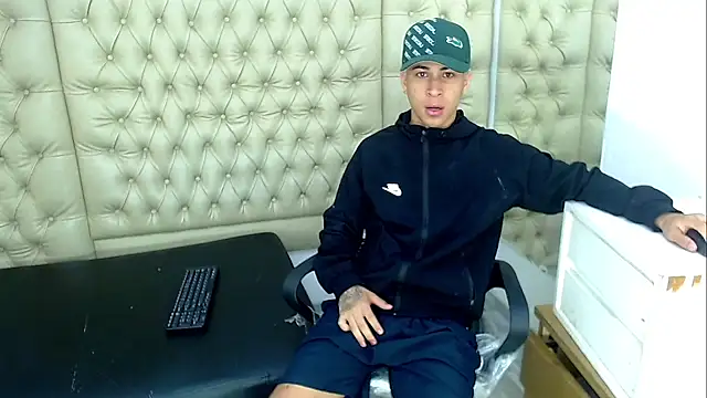 Snapshot of HollmanFronsh chatting on 12-03-25, 02:19 HollmanFronsh online show from 12-03-25, 02:19