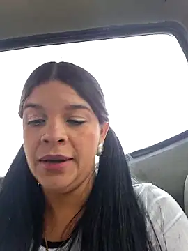 Snapshot of Layla-daring chatting on 11-28-25, 06:43 Layla-daring online show from 11-28-25, 06:43