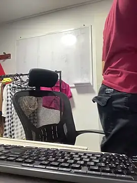 Snapshot of charlie_bass chatting on 11-25-25, 06:02 charlie bass online show from 11-25-25, 06:02