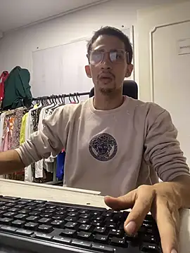 Snapshot of charlie_bass chatting on 12-04-25, 07:28 charlie bass online show from 12-04-25, 07:28