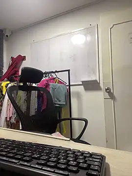 Snapshot of charlie_bass chatting on 12-05-25, 04:10 charlie bass online show from 12-05-25, 04:10