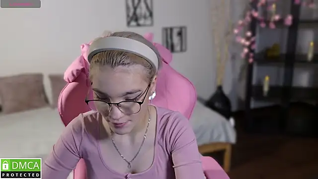 Snapshot of Megan_Lora chatting on 11-25-25, 07:30 Megan Lora online show from 11-25-25, 07:30