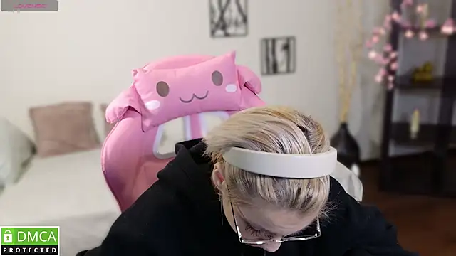 Snapshot of Megan_Lora chatting on 11-27-25, 01:29 Megan Lora online show from 11-27-25, 01:29