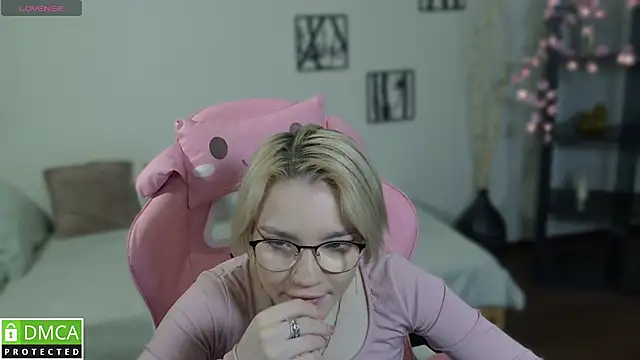 Snapshot of Megan_Lora chatting on 12-02-25, 01:22 Megan Lora online show from 12-02-25, 01:22