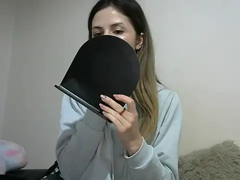 Snapshot of Erii18 chatting on 11-22-25, 02:16 Erii18 online show from 11-22-25, 02:16