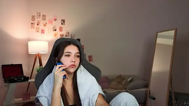 Snapshot of Vexorine chatting on 12-15-25, 06:56 Vexorine online show from 12-15-25, 06:56