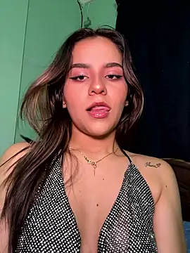 Snapshot of _Sweetlove_ chatting on 12-17-25, 12:05 Sweetlove online show from 12-17-25, 12:05