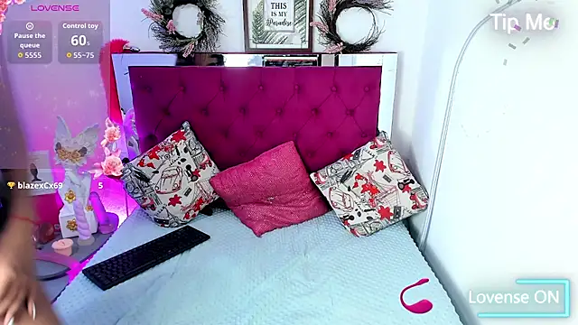 Snapshot of Samantha__F_W chatting on 07-18-26, 06:45 Samantha F W online show from 07-18-26, 06:45