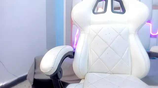 mask red girl online show from 02-05-26, 01:05