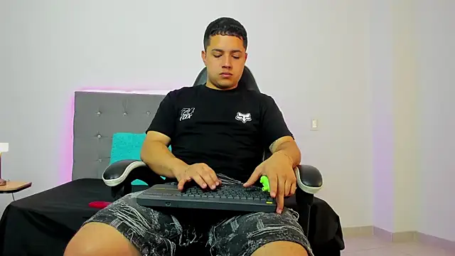 Snapshot of bry_hill chatting on 12-03-25, 01:20 bry hill online show from 12-03-25, 01:20