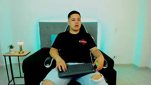 Snapshot of bry_hill chatting on 12-05-25, 01:31 bry hill online show from 12-05-25, 01:31