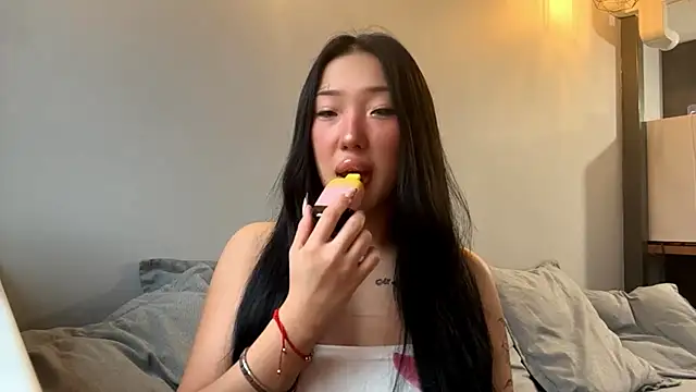 Snapshot of EIeniVanwart chatting on 11-26-25, 07:42 EIeniVanwart online show from 11-26-25, 07:42