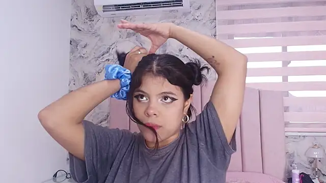 Snapshot of katsumi_yan chatting on 12-14-25, 07:29 katsumi yan online show from 12-14-25, 07:29