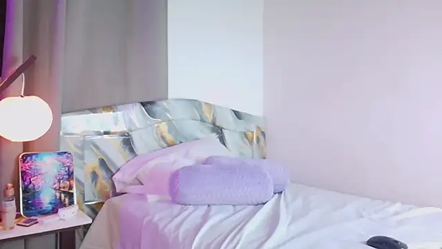 Snapshot of EmmaDembers chatting on 12-02-25, 09:21 EmmaDembers online show from 12-02-25, 09:21