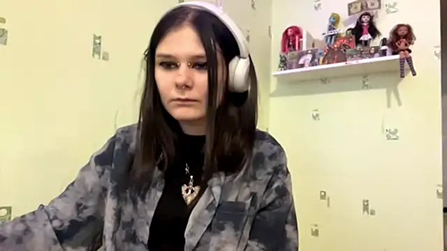 Snapshot of TraceeSchutt chatting on 11-30-25, 12:42 TraceeSchutt online show from 11-30-25, 12:42