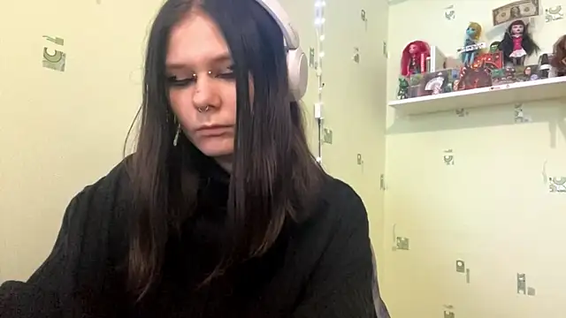 Snapshot of TraceeSchutt chatting on 12-01-25, 10:20 TraceeSchutt online show from 12-01-25, 10:20