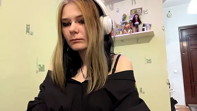 Snapshot of TraceeSchutt chatting on 12-17-25, 08:15 TraceeSchutt online show from 12-17-25, 08:15