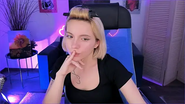 Snapshot of BlossomVesper chatting on 12-03-25, 08:12 BlossomVesper online show from 12-03-25, 08:12