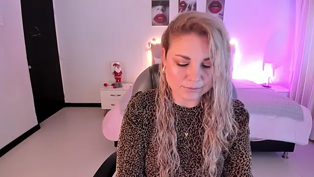 Snapshot of Violeta_Hotter chatting on 11-26-25, 11:11 Violeta Hotter online show from 11-26-25, 11:11