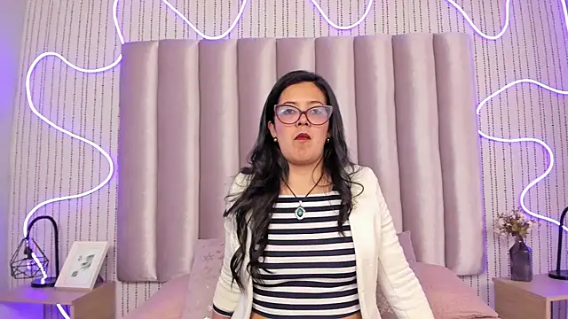 Snapshot of TAMARALEWISMD chatting on 12-04-25, 04:11 TAMARALEWISMD online show from 12-04-25, 04:11