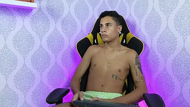 Snapshot of The_big_twink_x chatting on 12-04-25, 07:22 The big twink x online show from 12-04-25, 07:22