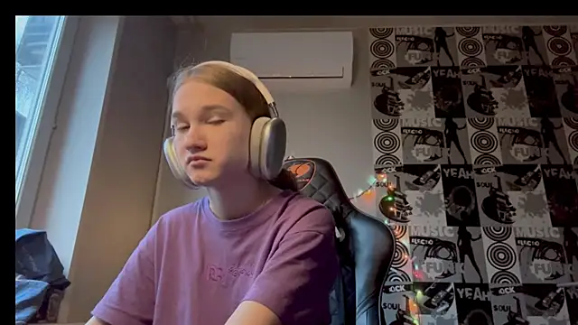 helgicuteness online show from 12-15-25, 06:39